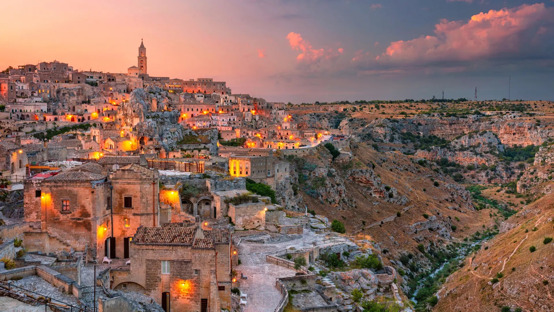 Матера (Sassi di Matera) по залез в регион Базиликата, Южна Италия