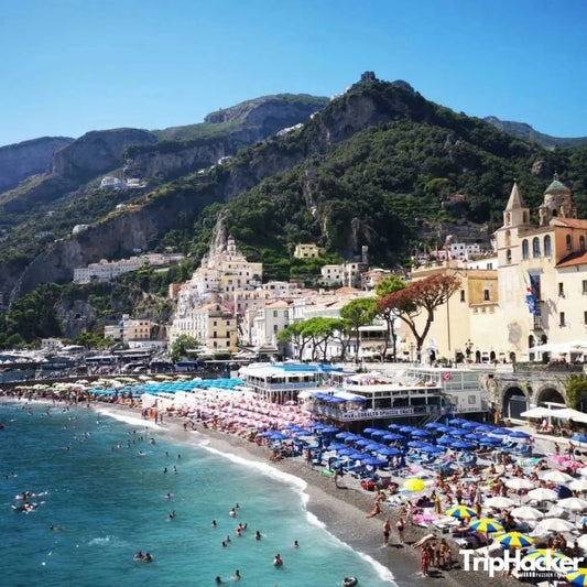 Плаж и крайбрежен град на Амалфийското крайбрежие в Италия с тюркоазено море и планини - идеи за почивка, екскурзия и консултации за пътувания