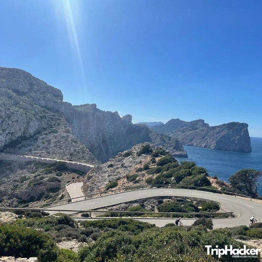 Панорамен крайбрежен път с остри завои и гледка към морето на остров Майорка - road trip маршрут, индивидуално пътуване и консултации за пътувания