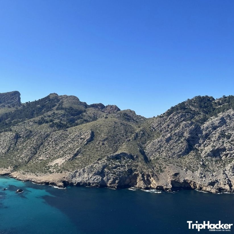 Панорамен бряг на Майорка с кристално синьо море и планински склонове - идеален за индивидуален ден по ден маршрут